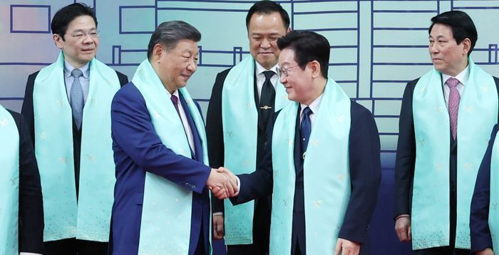 [APEC 2025] APEC 정상들 목에 두른 '옥색 숄' 의미는?