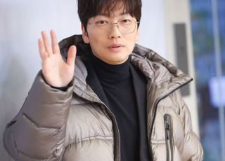 이동휘, 포즈는 역시 손인사