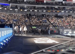 결승행 걸고 'LCK 내전'…젠지-KT 선수단, 나란히 4강전 입장 [2025 롤드컵-영상]