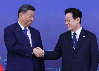 [데일리안 오늘뉴스 종합] 李대통령 "北과 대화재개 위한 소통 기대"…시진핑 "평화 발전 용의 있어", 李대통령 "'AI 이니셔티브' 채택…APEC 최초 인공지능 공동 비전", 트럼프, 핵실험 재개 질문에 "그들이 한다면 우리도 할 것" 등