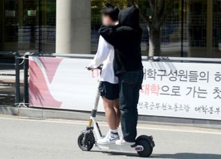 '무면허 킥보드 고딩' 단속했을 뿐인데…경찰, 쇠고랑 위기