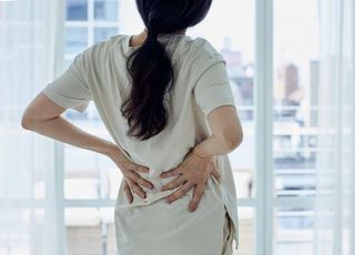 한파에 더 심해지는 '척추 통증'...발가락까지 통증 퍼지면 '이 질환' 의심해야 [데일리 헬스]