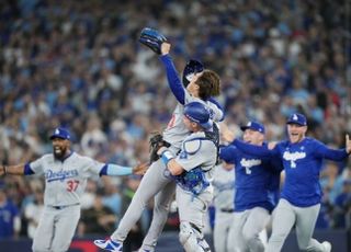 무너진 오타니·뒤집은 스미스·지켜낸 야마모토… LA 다저스 월드시리즈 2연패!