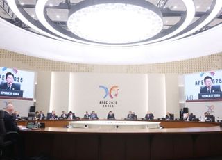 트럼프엔 금관, 시진핑엔 바둑판…경주 APEC 무엇을 남겼나