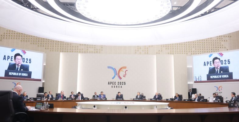 트럼프엔 금관, 시진핑엔 바둑판…경주 APEC 무엇을 남겼나