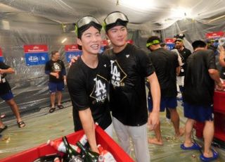 '야마모토와 포옹' 7차전 연장 대수비 김혜성, 월드시리즈 반지 획득