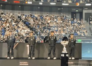 마지막 결승 티켓은 어디로…4강전 포문 연 T1-TES 선수들 [2025 롤드컵-영상]