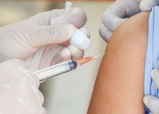 코로나19 백신 맞고 부작용 의심 신경질환…법원 "정부, 보상해야"