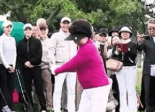 [영상] '93세' 이길여 총장의 깔끔한 골프 시타 "뱀파이어인가"