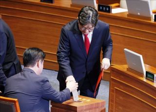 [속보] 現의원 '최초 구속' 권성동 첫 재판 출석…곧 피고인석 공개