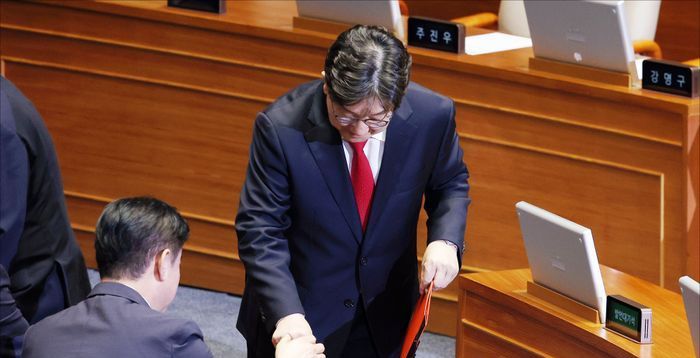 [속보] 現의원 '최초 구속' 권성동 첫 재판 출석…곧 피고인석 공개