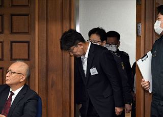 법정 들어서며 인사하는 슬롯 추천 국민의힘 의원