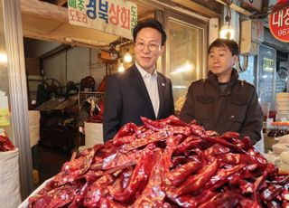 "상인들, 장바구니 물가 완화 협조 당부"…김민석, 김장철 앞두고 물가 점검