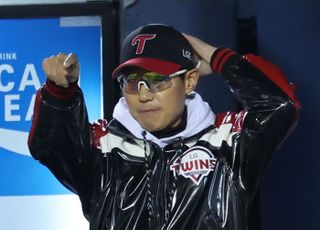 ‘26년 만의 재계약+사상 첫 30억’ LG 염경엽 감독이 받을 선물은?