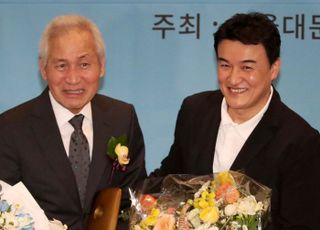 "빙긋 웃으시며…" 혈액암 투병 안성기, 후배 박중훈이 전한 근황