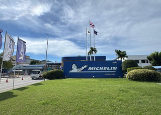 몸보다 큰 항공기 타이어를 여성 혼자 '뚝딱'…미쉐린의 제조 혁신 [르포]