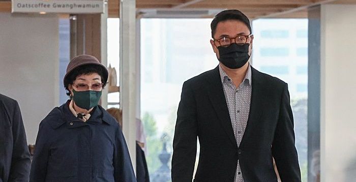 '공흥지구 특혜 의혹' 김건희 모친·오빠 특검 출석…취재진 질문에 '묵묵부답'