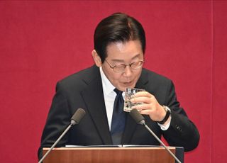 시정연설중 물 마시는 이재명 대통령