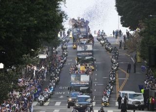 “3연패 가자!” LA 다저스, 월드시리즈 우승 카퍼레이드…홈 5만여 관중 운집