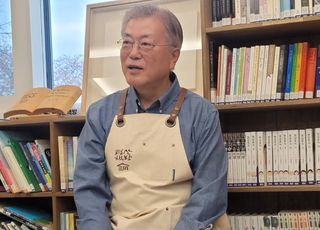 유튜브 시작하는 文…"11월 중 만날 수 있을 것"