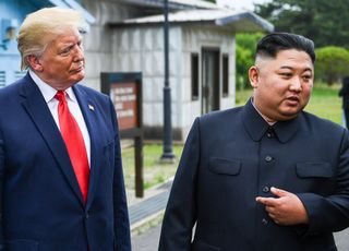 국정원 "김정은 건강 이상 징후 없다…독자적 우상화 행보 포착"