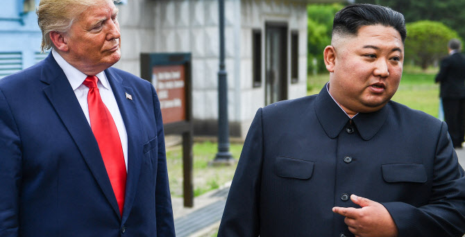 국정원 "김정은 건강 이상 징후 없다…독자적 우상화 행보 포착"