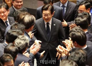 'AI 대전환' 내건 李대통령, 반쪽 본회의장서 협치 외쳤다 [정국 기상대]