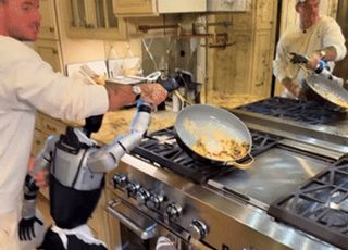 [영상] "내 집에서 나가"…로봇에 요리 시켰더니 '난장판'