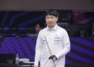 생각에 잠긴 김민석 ‘다음 공은 어떻게?’ [광주 당구월드컵 포토]