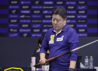 난감한 표정의 조치연 ‘공 어렵네~’ [광주 당구월드컵 포토]