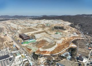 "둘 다 필요해" 젠슨 황 한마디... HBM 경쟁, 기술에서 '물량'으로