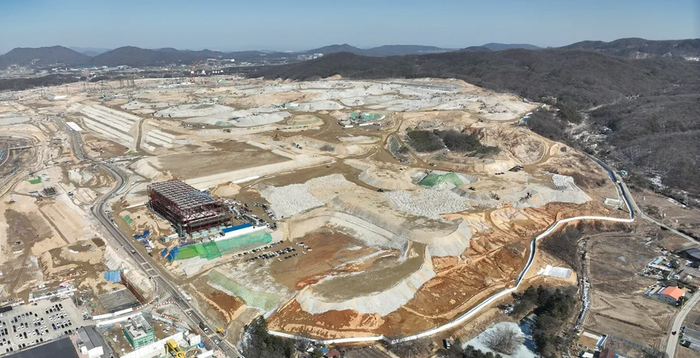 "둘 다 필요해" 젠슨 황 한마디... HBM 경쟁, 기술에서 '물량'으로