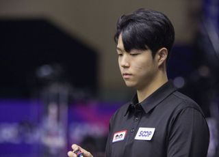 세계선수권 준우승자 조영윤 ‘초크칠도 신중하게’ [광주 당구월드컵 포토]