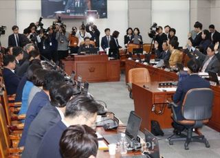 "스토커처럼 김현지에 집착"한다고?…운영위, '증인 출석' 놓고 대치