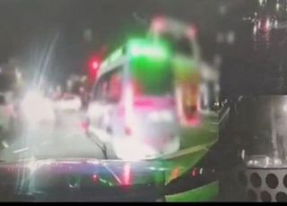 [영상] "응급환자 있어요" 구급차 호소에도 길 막은 순찰차, 결국...