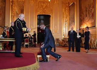 베컴 작위 수여받을 때 나온 노래가 OO? '대박'