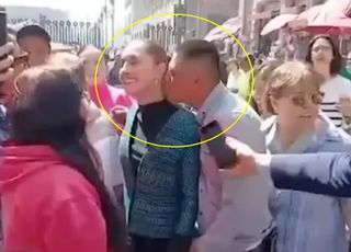 "목 키스에 가슴..." 女대통령 길거리 성추행한 남자의 최후