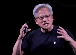 젠슨 황 "美, AI 규제 너무 많아…경쟁서 中에 패배할 것"