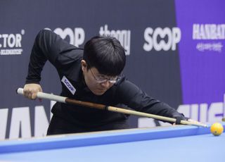 매섭게 공을 노려보는 김건윤 [광주 당구월드컵 포토]