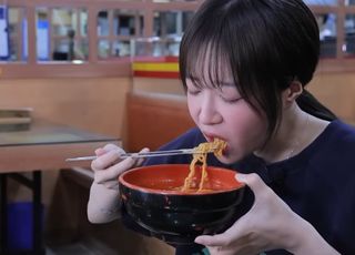 해외 미식가가 극찬한 K-라면, 불닭도 신라면도 아니었다