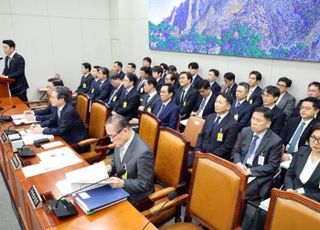 "주진우 이해충돌" "김현지 의혹 제기 입틀막"…대통령실 국감, 1시간 만에 중단