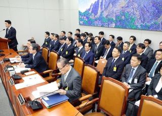 "주진우 이해충돌" "김현지 의혹 제기 입틀막"…대통령실 국감, 1시간 만에 중단