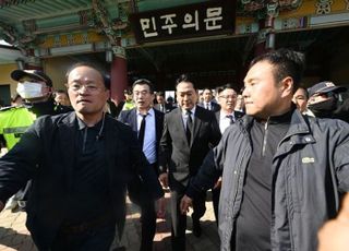 5·18 민주묘지서 단추 뜯겨도…장동혁 "매달 호남 찾겠다"