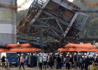 울산화력발전소 보일러 타워 철거 중 붕괴…매몰 7명 야간 구조작업