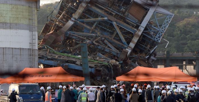 울산화력발전소 보일러 타워 철거 중 붕괴…매몰 7명 야간 구조작업