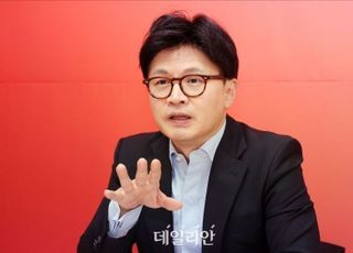 한동훈에 말려드는 것 같으면서도…'李 계엄설' 주장에 펄쩍뛰는 민주당