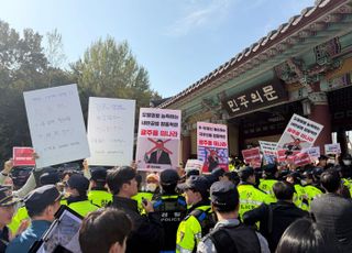 [현장] 5월 영령 근조 화환 부서지고 짓밟히고…장동혁 5·18 참배 '대혼돈'