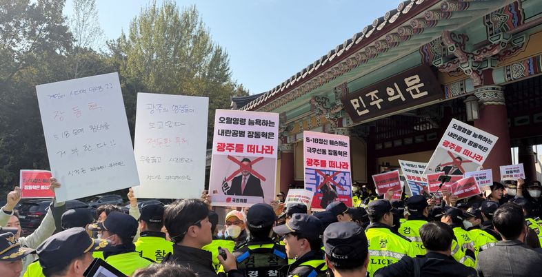 [현장] 5월 영령 근조 화환 부서지고 짓밟히고…장동혁 5·18 참배 '대혼돈'