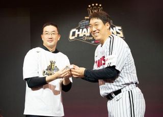 LG 우승 기념 행사, MVP 김현수가 구광모 회장으로부터 받은 선물은?