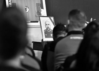 [영상]"부임 열흘만에..." 축구 경기 중 쓰러진 감독, 심장마비로 사망